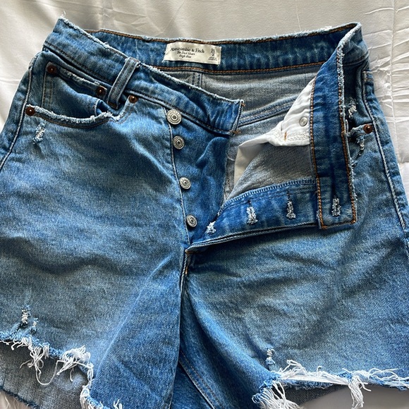 Abercrombie & Fitch High Rise Dad Short - Picture 3 of 5